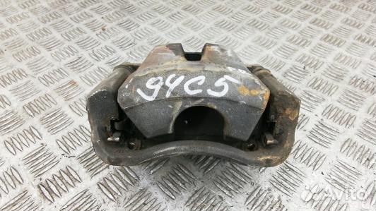 Суппорт тормозной передний правый toyota prius V Z