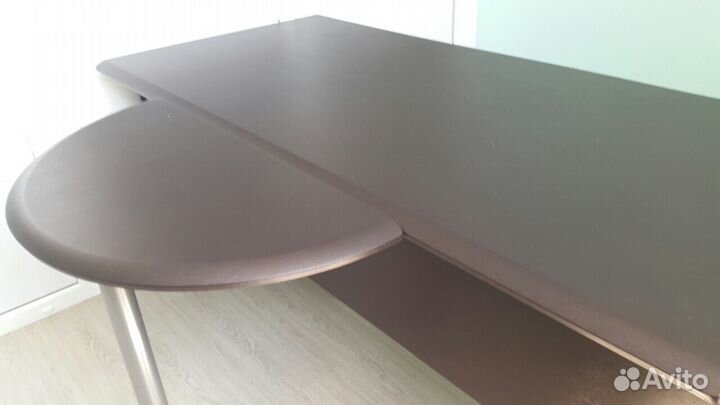 Мебель (стол, тумбы) офисная