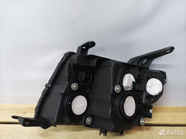 Фара правая Mitsubishi Pajero 4 2006