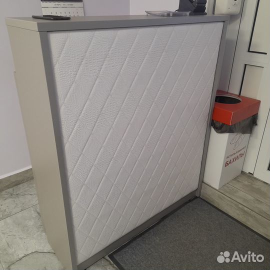 Стойка на ресепшн, журнальный столик, диван