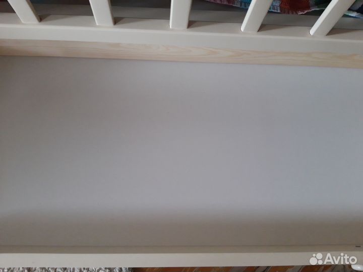 Детская кроватка с продольным маятником, ящиком