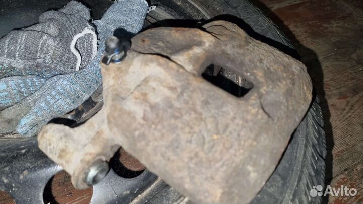 Без скобы.Суппорт hyundai getz передний правый