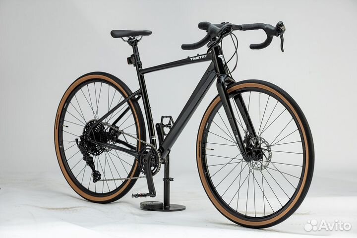 Гравийный велосипед на карбоновой вилке 700C
