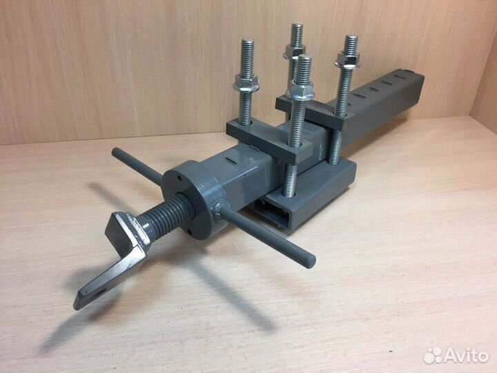 Крепеж домкрата ложементов прицепа