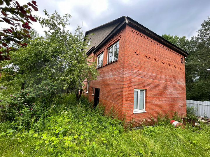 Дом 180 м² на участке 12 сот.