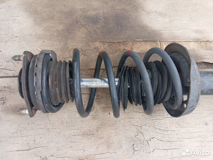 Стойка амортизатора передняя правая Honda Civic 8