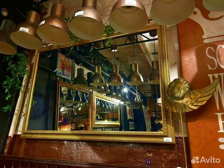 Большое зеркало в багетной раме