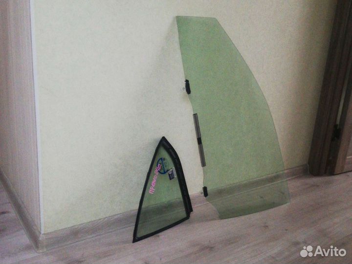 Стекло левое переднее и форточка левая