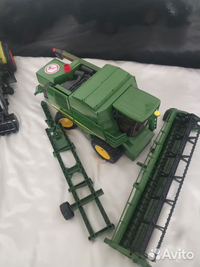 Игрушка Комбайн John Deere harvester T670i Bruder