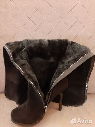Продам женские зимние замшевые сапоги