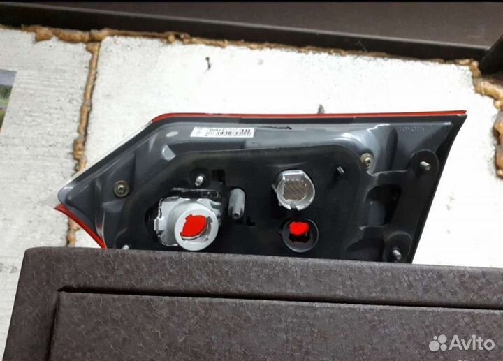 Фонарь задний левый внутренний Toyota Corolla E180