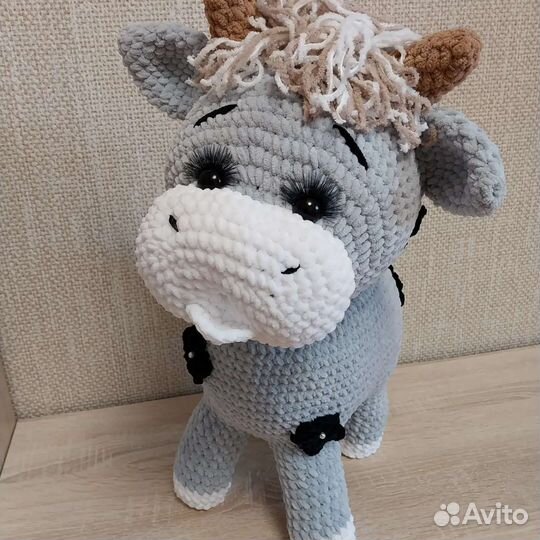 Вязаная игрушка коровка