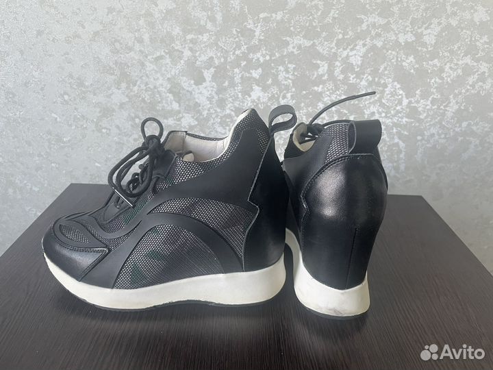 Кроссовки на скрытом каблуке 34 размер