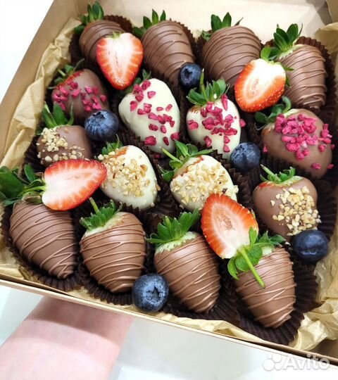 Клубника/финики в шоколаде