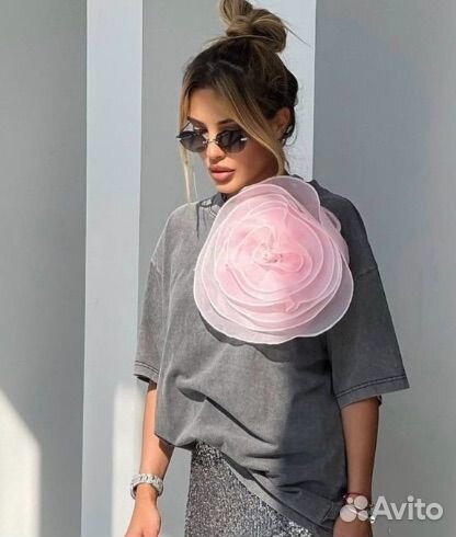 Базовая футболка оверсайз и брошь цветок