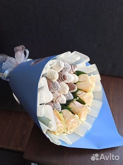 Букет из роз и клубники