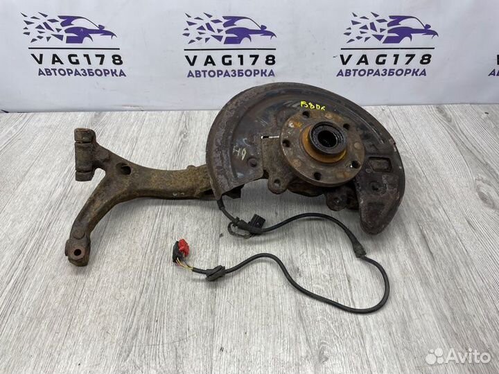 Кулак поворотный передний правый Volkswagen Passat