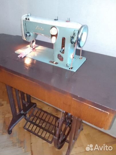 Швейная машина LADA