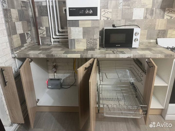 Кухонная гарнитура, плита, мойка и вытяжка