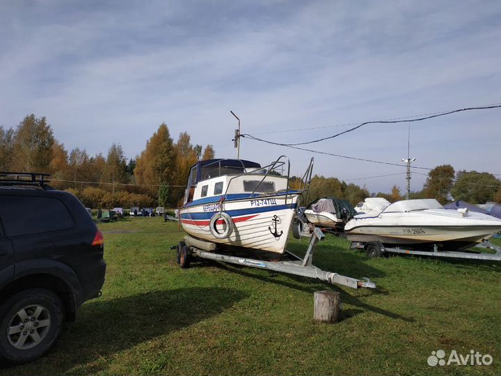 Катер с каютой