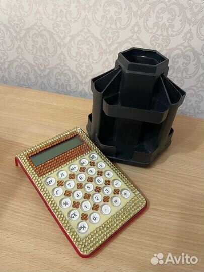 Подставка для канцелярии и калькулятор