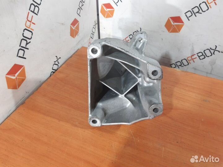 Кронштейн двигателя левый Mercedes C-Class W205