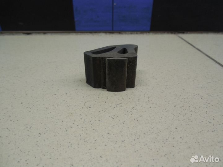 Отбойник капота Land Cruiser (100) 1998-2007