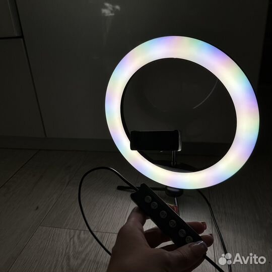 Кольцевая лампа на низком штативе