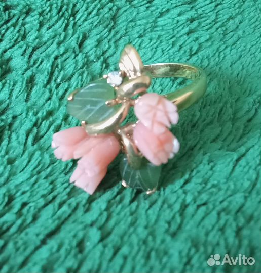 Кольцо из бижутерного сплава с кораллами-розочками