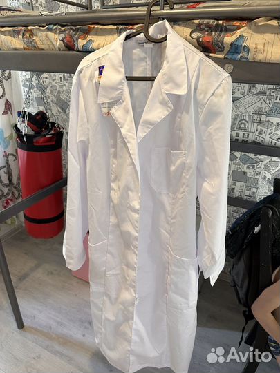 Белый медицинский халат