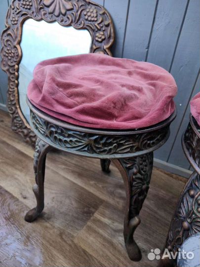 Зеркало и пуфики старинные