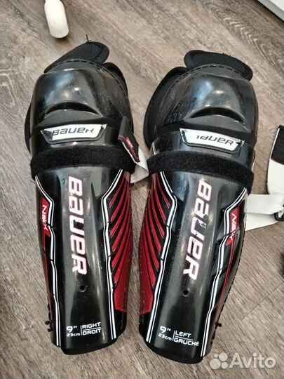 Много хоккейной экипировки