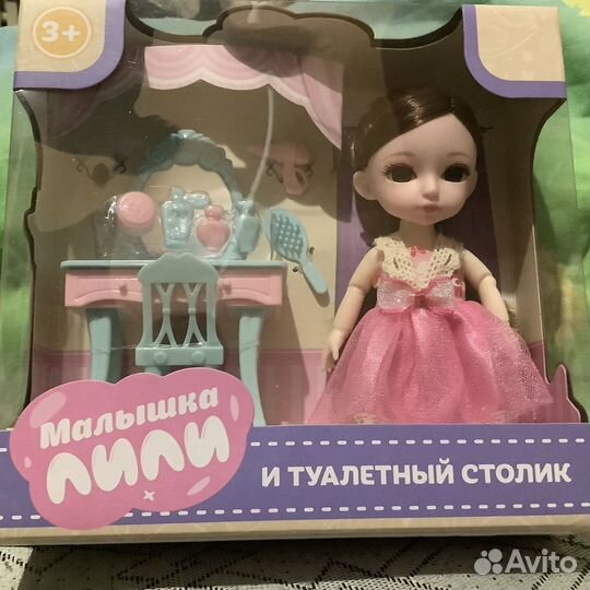 Кукла с туалетным столиком и аксессуарами