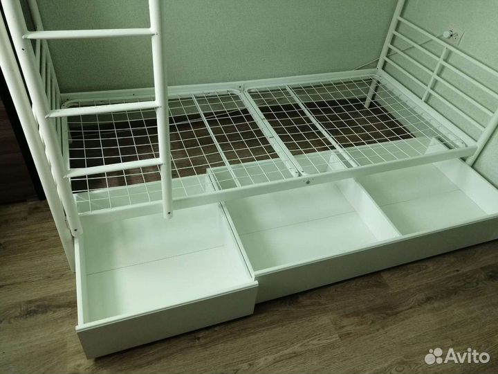 Кровать двухьярусная