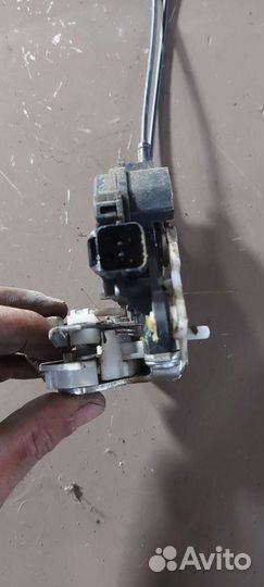 Замок двери задний правый на Mitsubishi Lancer 10