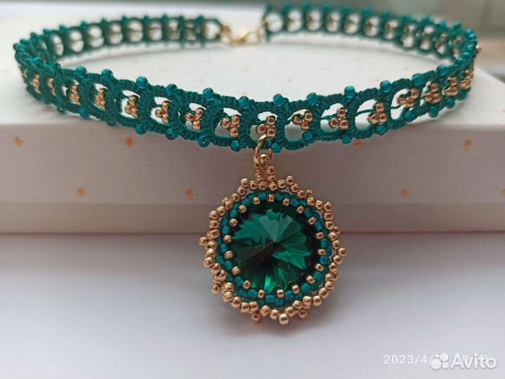 Изумрудный чокер с золотистым бисером