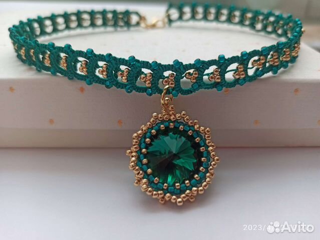 Изумрудный чокер с золотистым бисером