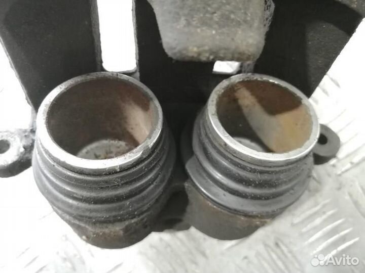 Суппорт передний правый Nissan Maxima, Cefiro A33