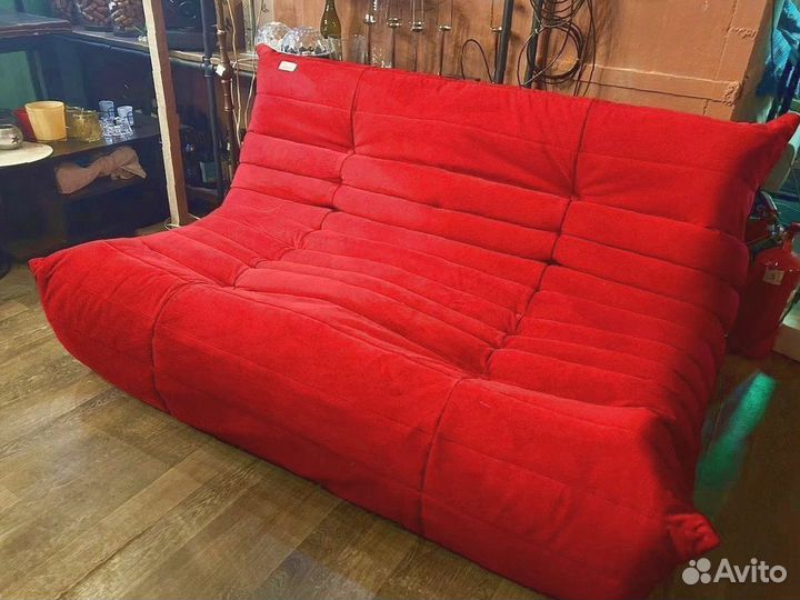 Красный диван маршмеллоу