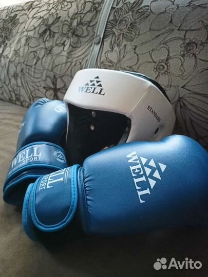 Шлем и перчатки для бокса