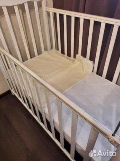 Детская кроватка с маятником