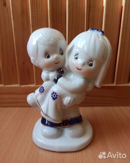 Статуэтка Мальчик и девочка фарфор