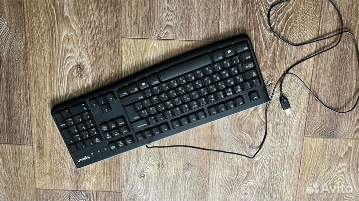 Клавиатура, настольная лампа, наушники