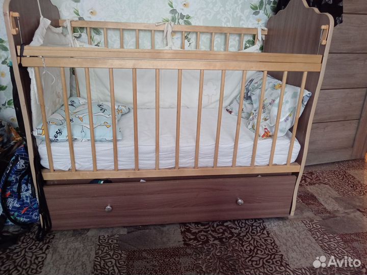 Детская кроватка с маятником и ящиком