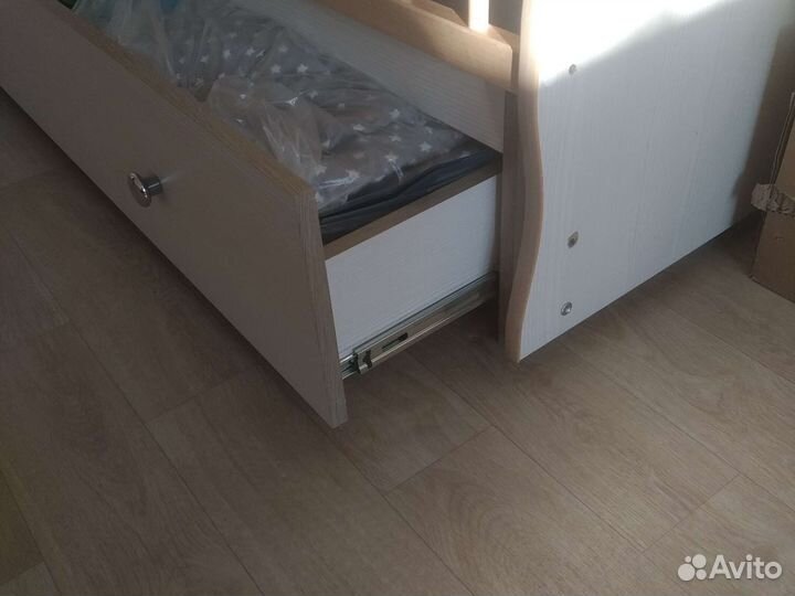 Детская кроватка с маятником и ящиком