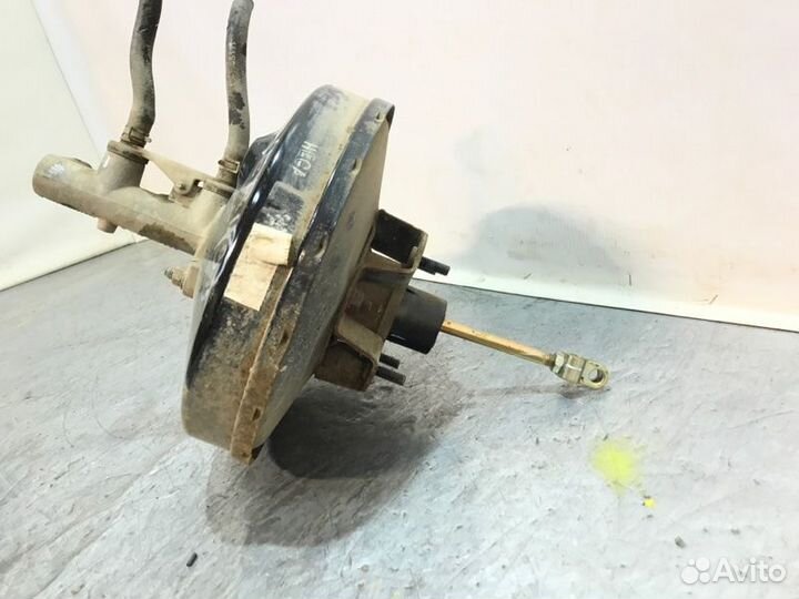 Главный тормозной цилиндр и вакуумный усилитель в