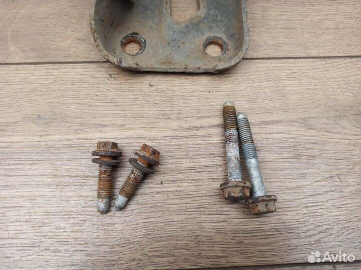 Крепление балки подвески заднее Peugeot 308