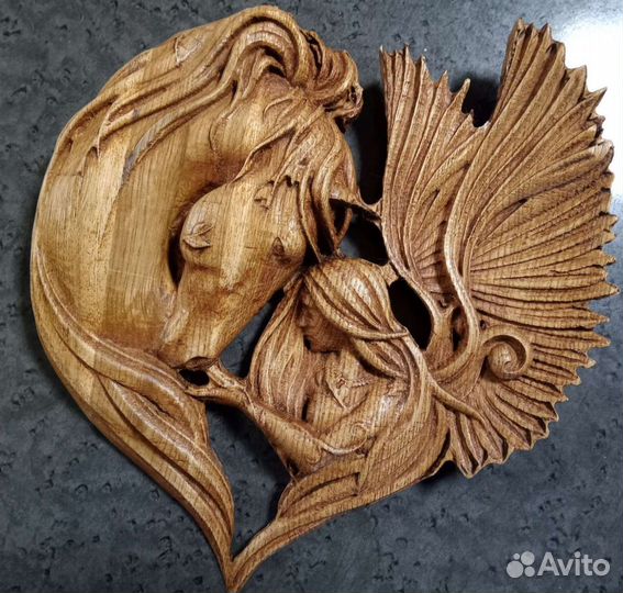 Резное панно из дерева