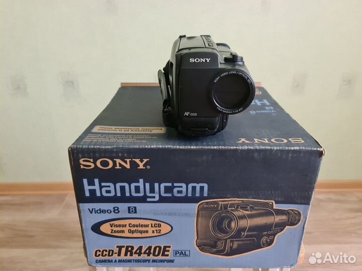 Продам видеокамеру Sony Handycam CCD-TR440E