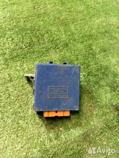 Блок управления дверьми Toyota Carina E